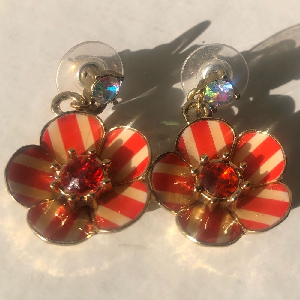 Very cute Betsey Johnson orange and cream dangling earrings